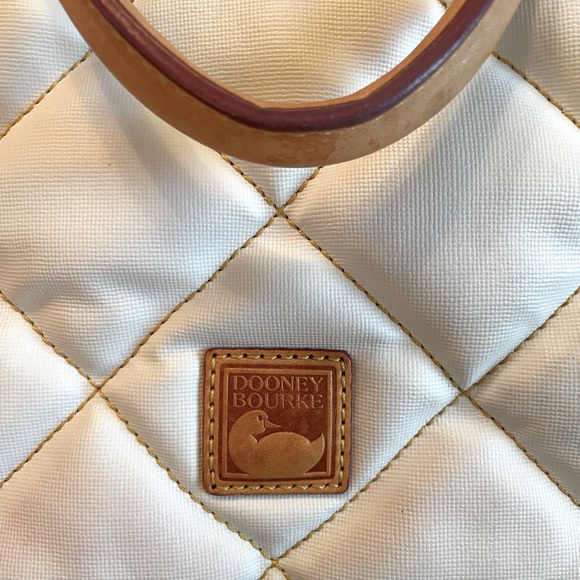 A CLASSIC. WHITE & TAN TUFTED STANDS OUT FOR SURE! - Picture 15 of 15